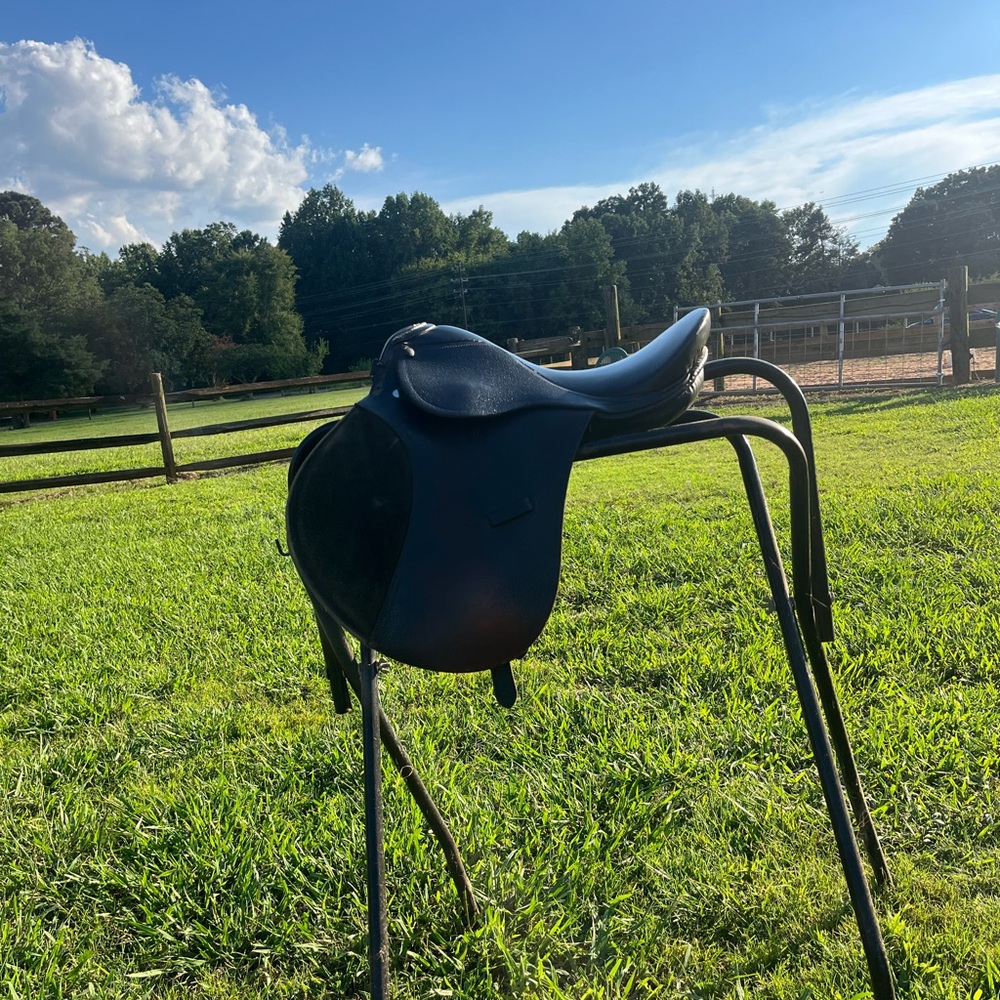 Black English saddle 15”
